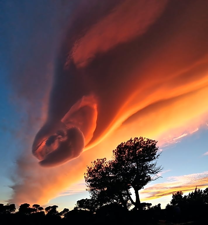 Mistral-Fallböen drohen an der Ostküste Korsikas, wenn sich am Himmel auffällig übereinandergestapelte Wolkenlinsen mit ovalem Grundriss formen.