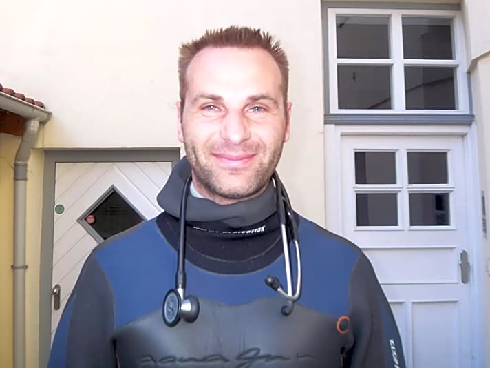Dr. Wolfgang Klauß ist selbst leidenschaftlicher Surfer und Facharzt für Anaesthesie am Universitätsklinikum Schleswig-Holstein