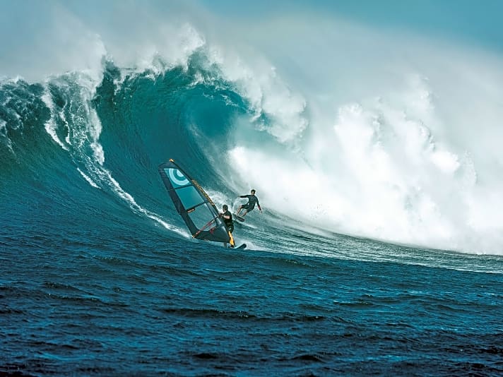 Jaws oder Peahi, wie der hawaiianische Name der Welle lautet, ist der heilige Gral für Windsurfer, Surfer, SUPer und Kiter. Alle wollen die seltene Perfektion erleben.