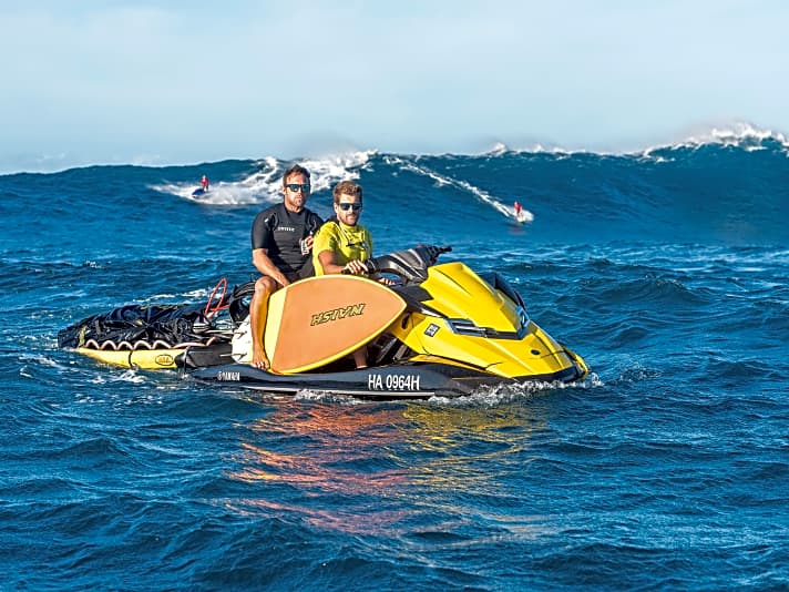 Windsurfen in Jaws ist Teamsport. Ohne Jetski kommt man gar nicht raus an die Welle. Robby Swift und Ricardo Campello bilden ein eingespieltes Duo.
