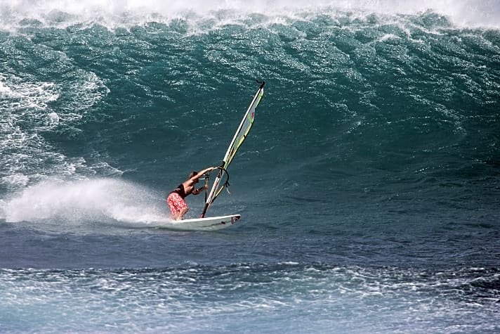 Michi Schweiger surft die berüchtigten Kona Winds auf Maui.