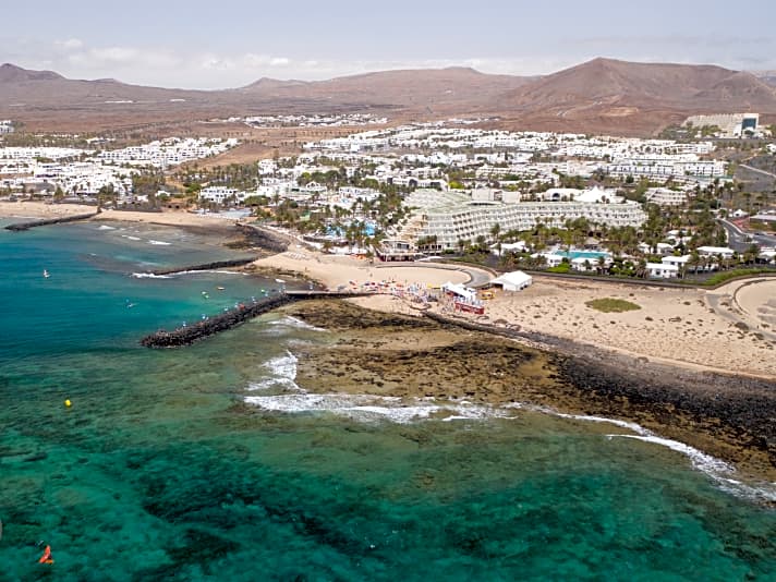 Das Eventgelände an der Costa Teguise auf Lanzarote - ein Spot, wie gemalt für Wingfoiler