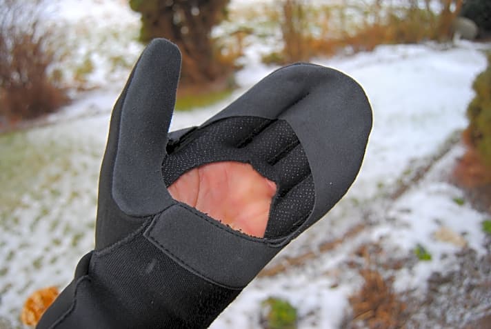 Dünner Handschuh drunter, offener Fäustling darüber – so kommt Woife durch den Winter