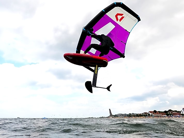 Auch abheben kann man mit aufblasbaren Wingboards wie dem Fanatic Sky Air Premium problemlos