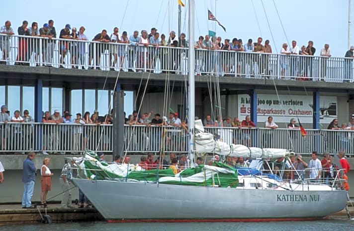 „Kathena Nui“ macht im Sommer 2001 nach 343 Tagen auf See in Cuxhaven fest