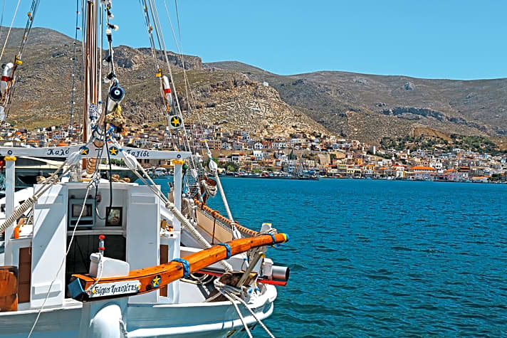 Kalymnos, die Insel der Schwammtaucher. Der Stadthafen hat ein kleines Museum zum Thema, ist aber etwas laut und turbulent. Landschaftlich traumhafte, ruhige Buchten bietet Palionisos im Nordosten. Gutes Bojenfeld mit zwei Tavernen am Ufer. Oder im Westen Ambeli, vor Boje oder Anker