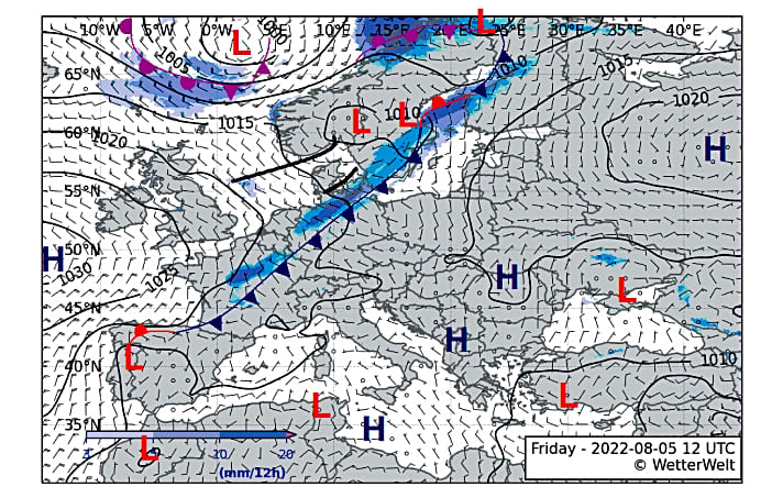 Typische Wetterkarte mit Isobaren und Windpfeilen, die die Verteilung von Hoch- und Tiefdruckgebieten samt zugehöriger Warm- und Kaltfronten über Europa zeigt. Zudem schwarz eingezeichnet: Troglinien