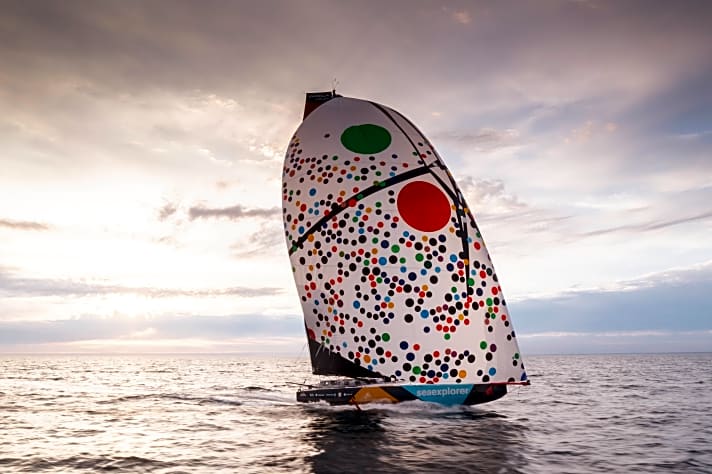 Im neuen Kunstkleid in bretonischen Gewässern unterwegs: die neue Imoca von Boris Herrmanns Team Malizia