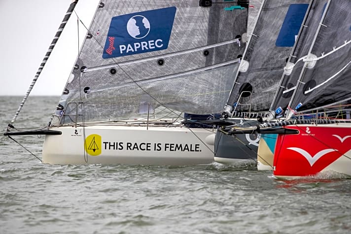 Hier ist Sanni Beuckes Boot “Giraffon” gut am Kampagnenmotto zu erkennen, das in großen Lettern auf dem Rumpf steht: “This race  is  female”