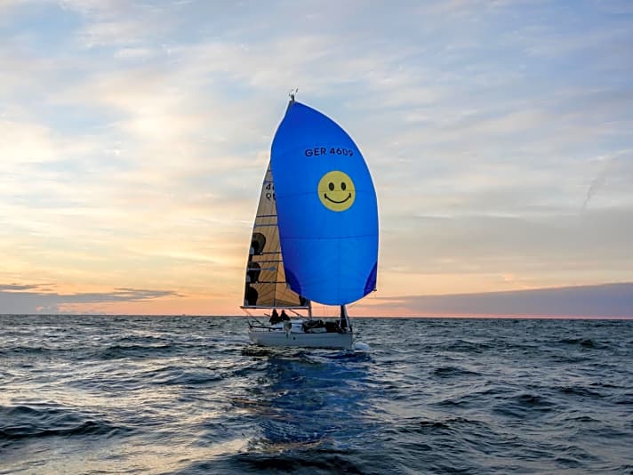 Hier ist das Segelmotto weithin sichtbar: Lasse Storm und Jan Christian Rößler segelten mit ihrer First 300 Spirit „First Smile“ über 158 Seemeilen in der Small-Gruppe auf Platz fünf