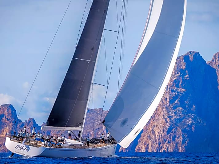 Die Gesamtsiegerin der Ibiza JoySail 2022: die Swan 115 “Moat” vor felsiger Kulisse