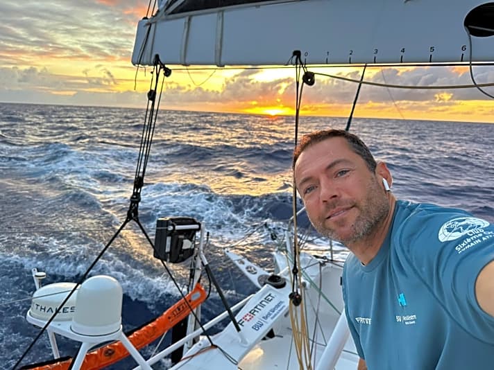 Mit Boris Herrmanns früherem Boot segelte Romain Attanasio unter dem Namen “Fortinet – Best Western” am 18. November Guadeloupe als Zwölfter der Imoca-Wertung entgegen