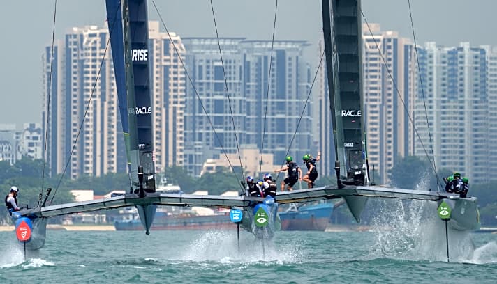 Der SailGP in Singapur lieferte viele packende Infights wie hier zwischen Tom Slingsbys australischem und Jimmy Spithills amerikanischem Team