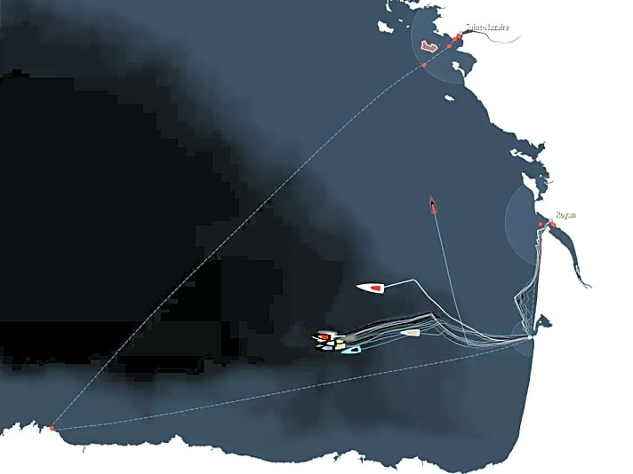 Ein Ausschnitt aus dem Live-Tracker für Etappe drei an Tag zwei: Auffallend unterscheiden sich die Kurse von Jörg Riechers, der am hellblauen Bootssymbol in Küstennähe zu erkennen ist, und von Sanni Beucke, die sich der nächsten Wendemarke von weit draußen auf See nähert