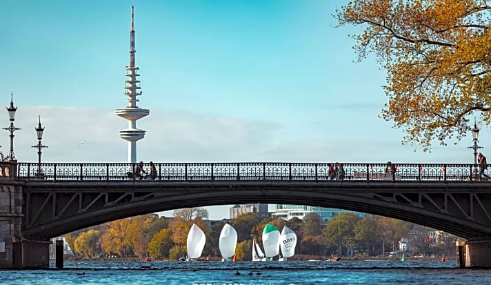 Das von den Alsterufern und Hamburger Brücken bildhübsch eingerahmte DSL-Finale in Hamburg bezeugt dieses Postkartenmotiv von Event-Fotograf Julius Osner