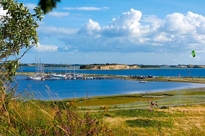Sommer am Nordostende Fünens. Die Bucht von Korshavn ist gut besucht. Spektakulärer ist der Spaziergang zum Fyns Hoved auf der Halbinsel Hindsholm
