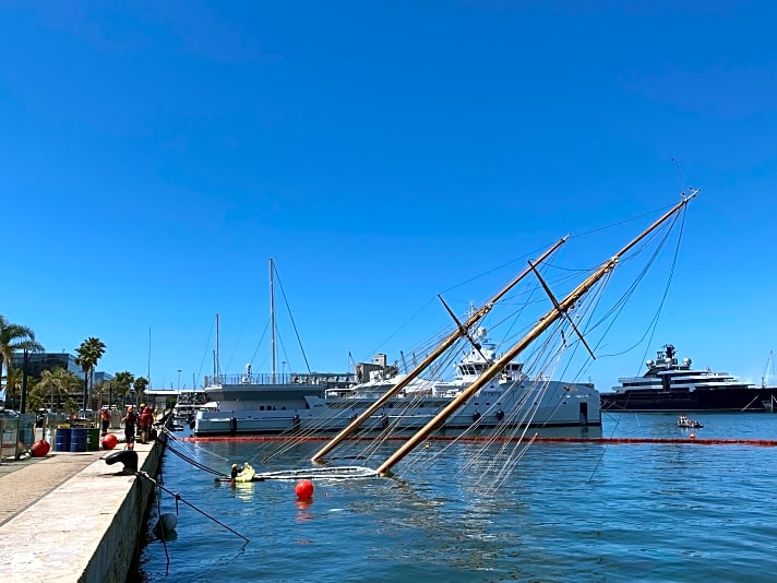 Fast drei Monate ragten nur die beiden Masten aus dem Hafenbecken von Tarragona