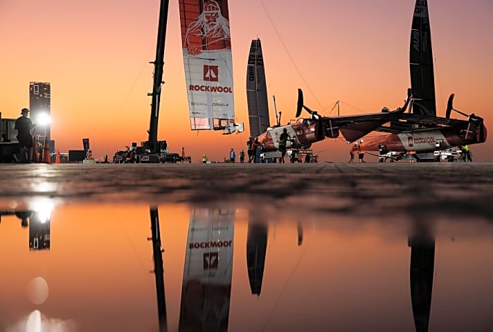 Die Arbeit des SailGP-Technik-Teams im Hafen von Rashid fing in Dubai der deutsche Fotograf Felix Diemer in goldenem Licht ein