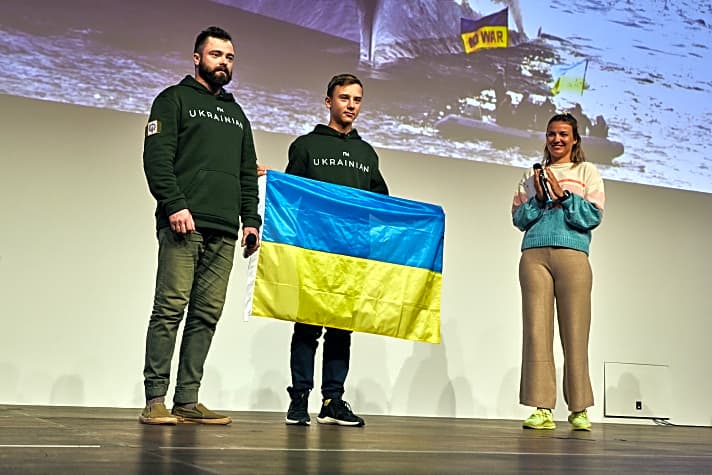 Laudatorin Anastasiya Winkel, Opti-Ass Sviatoslav Madonich und der geehrte ukrainische Opti-Coach Pavlo Dontsov | Maximilian Schwar/Delius Klasing