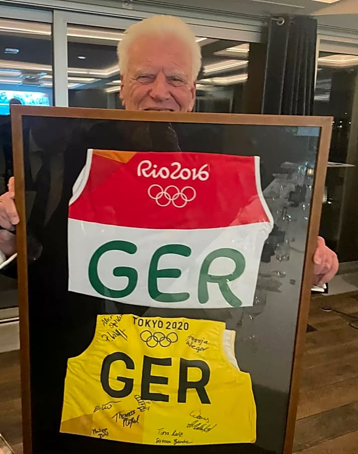 NRV-Olympic-Team-Gründer Gunter Persiehl mit dem Abschiedsgeschenk von  Erik Heil und Thomas Plößel für seine Frau Gyde Persiehl 