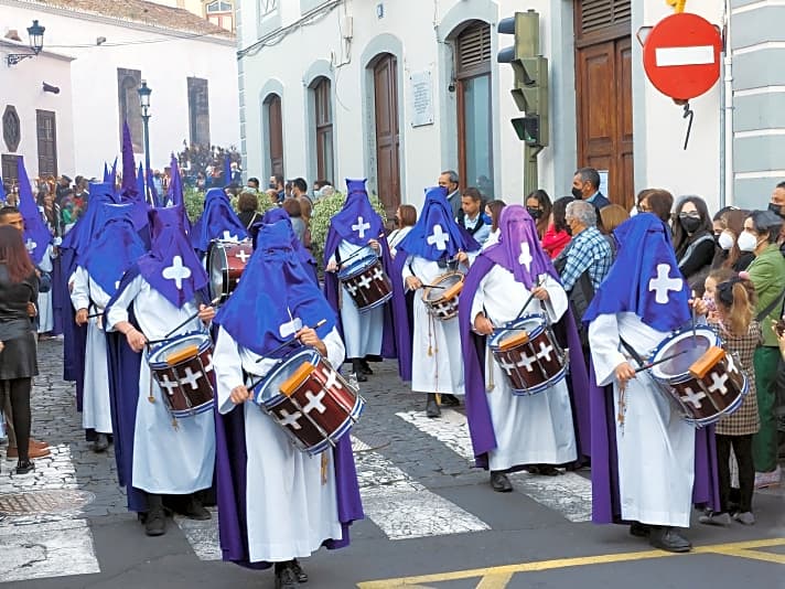 Osterprozession in Santa Cruz, der Inselhauptstadt La Palmas. Ver­mummte Trommler und andere Musiker ziehen durch die Gassen
