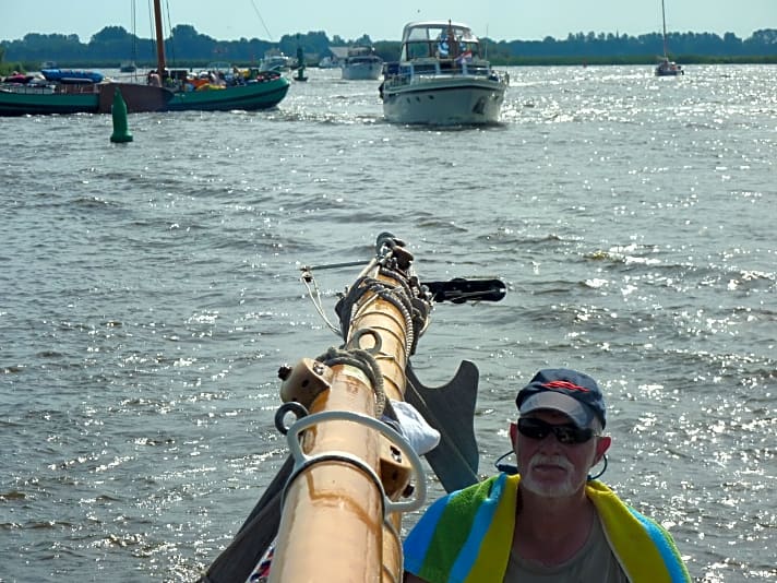   Den Mast gelegt und durch: viele Segler überführen ihre Boote durch den Ems-Jade-Kanal