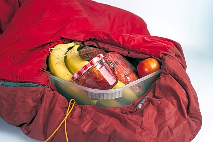   In einen Schlafsack eingepacktes Obst und Gemüse erwärmt sich kaum