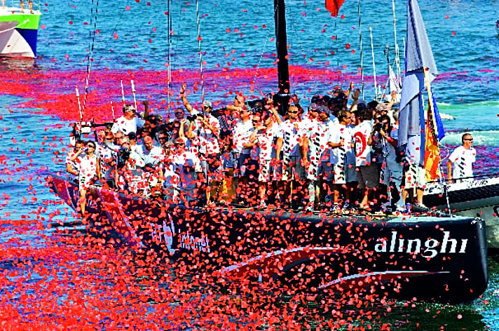   So feierte das Team Alinghi einst seinen Cup-Triumph. Geht es nach den Schweizern, darf auch der neue Gipfelsturm mit roten Rosen und in Siegerlaune enden…