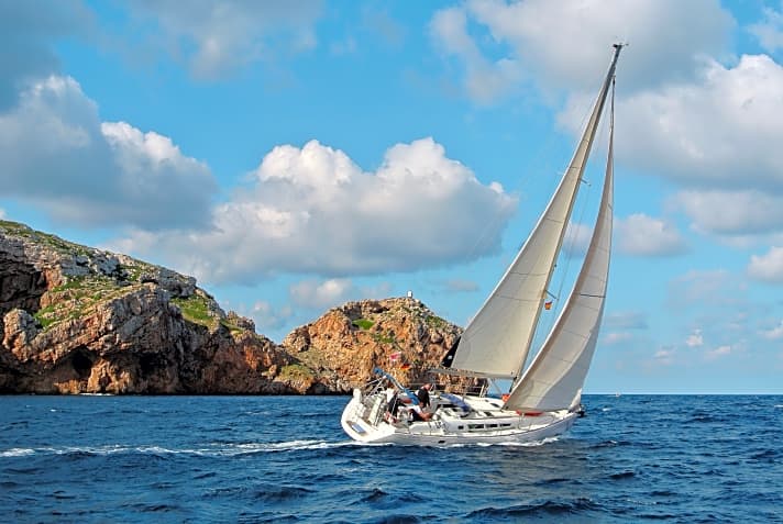   Yacht vor Mallorca. Freie Liegeplätze gibt es auf der Baleareninsel praktisch nicht. Spanische Eigner weichen längst ans Festland aus
