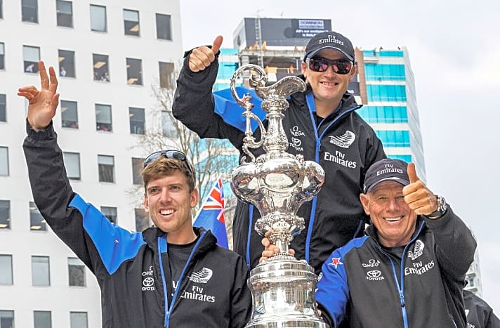   Es macht viel Freude – wie hier Grant Dalton, Glenn Ashby und Peter Burling (v.r.) – den America's Cup für Neuseeland zu gewinnen. Ungleich schwerer ist die Mission, ihn auch weiter erfolgreich zu verteidigen
