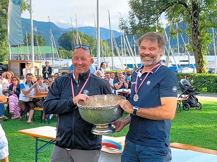   Die Weltmeister im Tempest: Hier gewannen Steuermann Markus Wieser und sein Vorschoter Thomas Auracher den WM-Pokal 2019 am Tegernsee