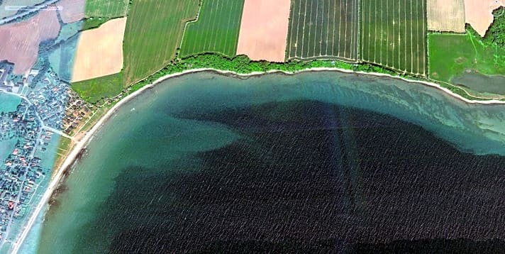 Küstenverlauf und Wassertiefe lassen sich mit der Seekarte gut beurteilen. Ein Blick auf Dienste wie Google Earth schadet trotzdem nicht, auch bei der Suche nach einem Alternativplatz. Die Luftaufnahme löst oft höher auf und kann herangezoomt werden. Dann liefert sie zusätzliche Informationen über den zu erwartenden Windschutz und den Bewuchs im Flachwasser | er