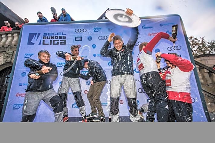   So feierten die Titelverteidiger vom Norddeutschen Regattaverein mit Steuermann Tobias Schadewaldt (hält die Schale) ihre dritte Vereinsmeisterschaft seit 2013
