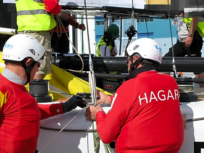   Alles Geschichte: China Teams Skipper Charlie Ogletree (l.) und Steuermann Andreas Hagara beim Einbändseln der AC45-Wanten