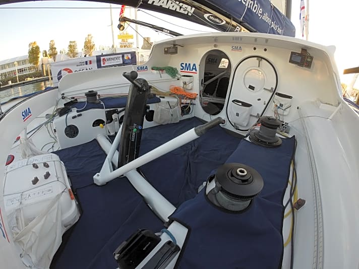   Cockpit von "SMA": Das Dach kann über Rutscher weit nach achtern geholt werden, bietet dann guten Schutz