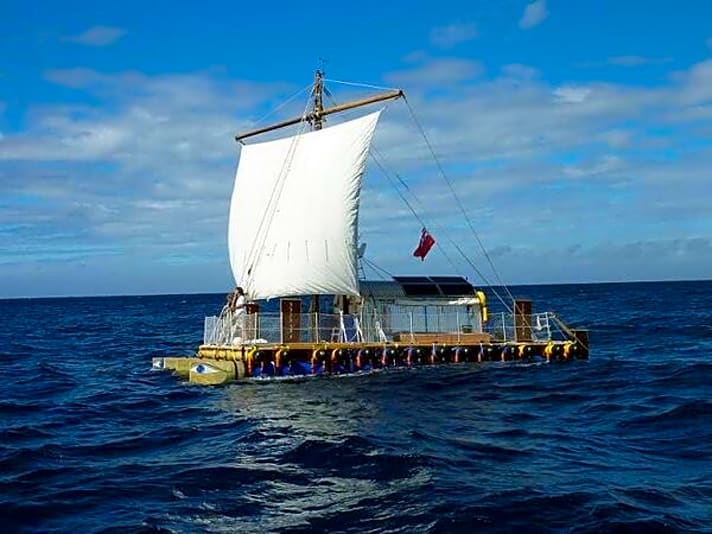   "An-Tiki" mit Rah-Besegelung auf dem Atlantik