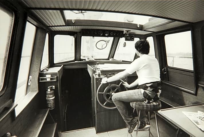   Ein geschützter Innensteuerstand wie auf der Nauticat 38, anno 1981, ist für viele der Inbegriff eines Motorseglers 