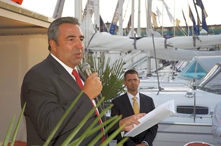   Große Freude. Bavaria-Werftchef Andres Cardenas begrüßt die geladenen Gäste zur Weltpremiere im Messehafen IJmuiden