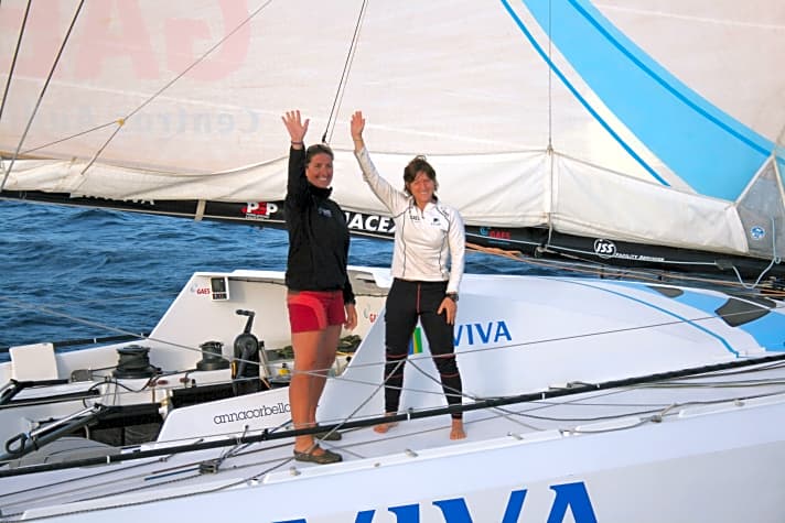   Dee Caffari (l.) und Anna Corbella an Bord ihres Open 60 "Aviva" im Barcelona World Race