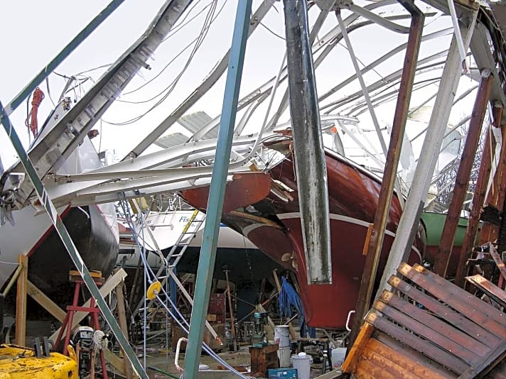   Eingestürzte Winterlagerhalle infolge eines Sturms