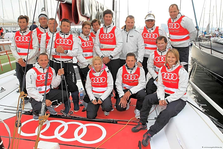   12 Goldmedaillen in einem Boot: Hilde Gerg, Robert Bartko, Claudia Nystad (vorne v.r.), André Lange (weiße Jacke) und Jochen Schümann auf "All4One"