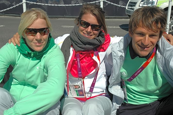  Gute Stimmung im Team: Toni Wilhelm mit den 470er-Seglerinnen Kathrin Kadelbach und Rieke Belcher