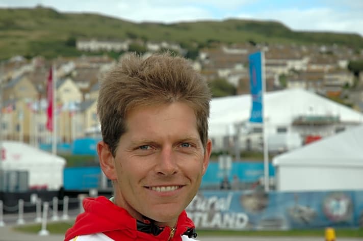  49er-Steuermann Tobias Schadewaldt vor dem Olympischen Dorf in Weymouth