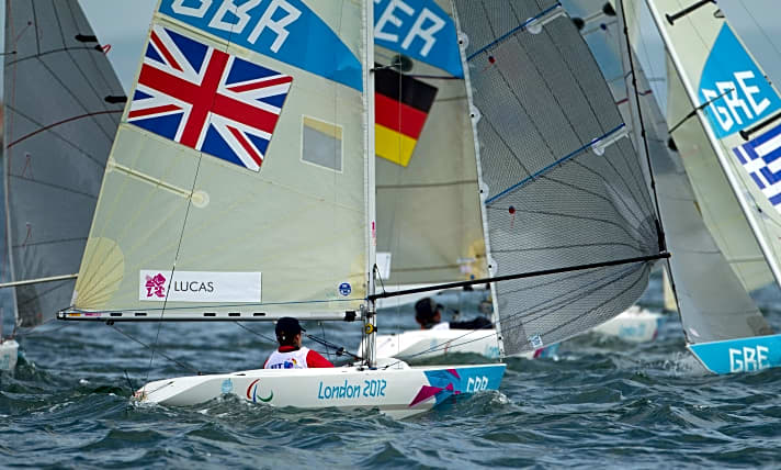   Die Britin Helena Lucs segelt bei der Paralympics-Regatta vor Weymouth auf Goldkurs, Heiko Kröger (davor) kämpft wiedererstarkt um eine Medaille