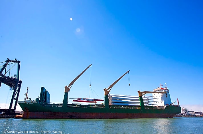   Ein Frachter lud das Boot im August in San Francisco ab. Gesegelt wurde bisher nicht