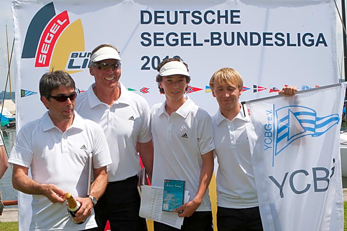   Hatten den Bundesliga-Auftakt vor Tutzing auf dem Starnberger See gewonnen: Jochen Schümann und sein YCBG-Team
