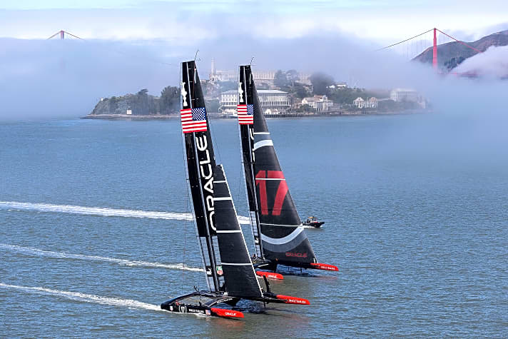   Zwei-Boot-Training von Oracle Team USA auf der Bucht von San Francisco
