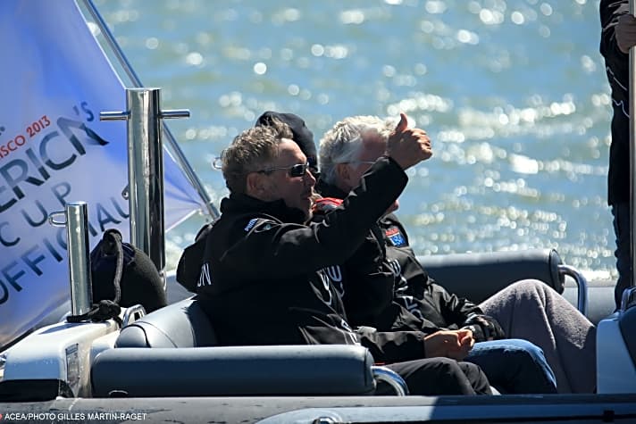   Daumen hoch: Larry Ellison fiebert auf dem Wasser mit seinem Oracle Team USA mit