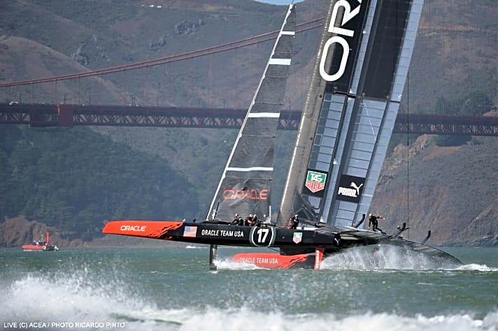   Auf und davon: Das Oracle Team USA segelte am Dienstag in einer eigenen Dimension