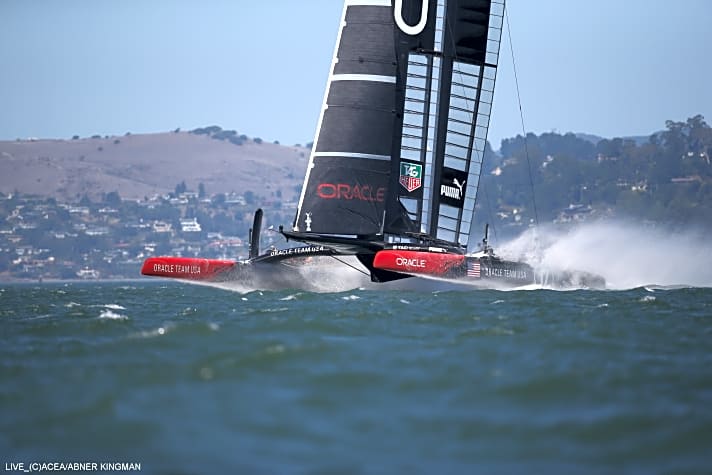   Zunder in der Luft: Der Oracle-Katamaran rast über die Bucht von San Francisco. Es hätte ein Tag neuer Rekorde werden können